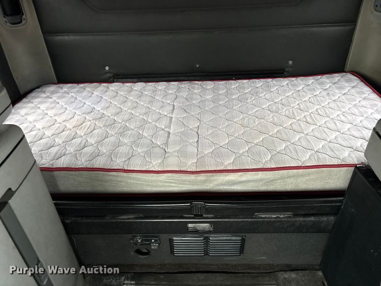 image for item ES8571 2006 Freightliner Columbia semi truck