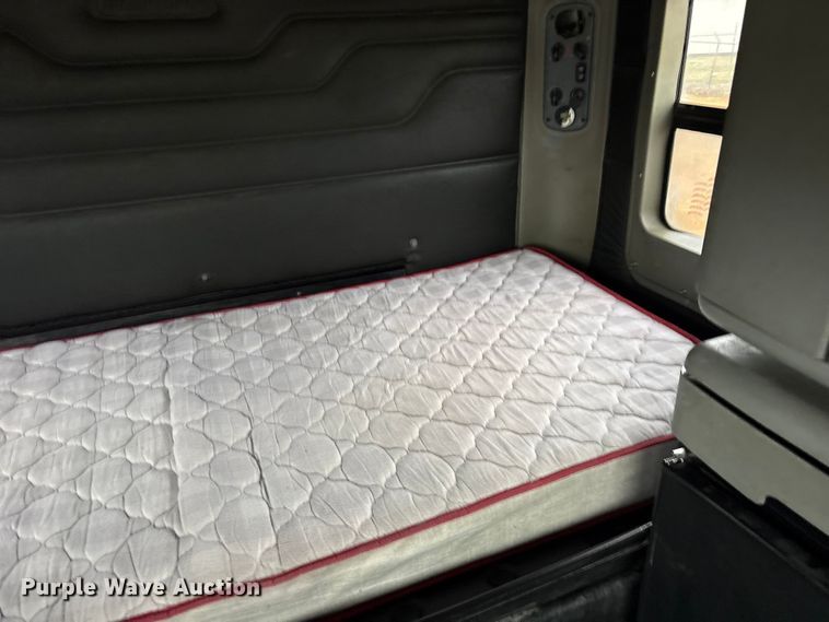 image for item ES8571 2006 Freightliner Columbia semi truck