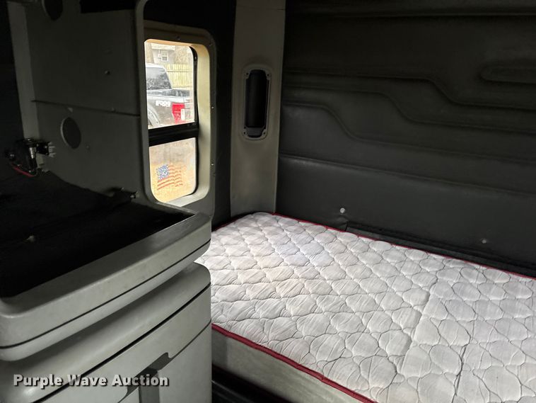 image for item ES8571 2006 Freightliner Columbia semi truck