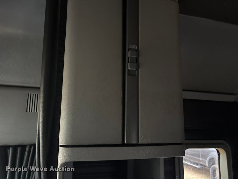 image for item ES8571 2006 Freightliner Columbia semi truck