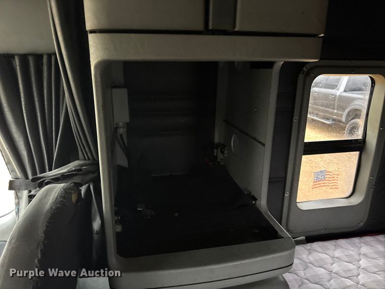 image for item ES8571 2006 Freightliner Columbia semi truck