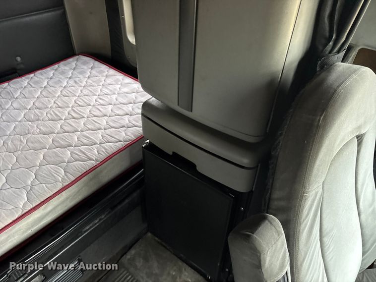 image for item ES8571 2006 Freightliner Columbia semi truck