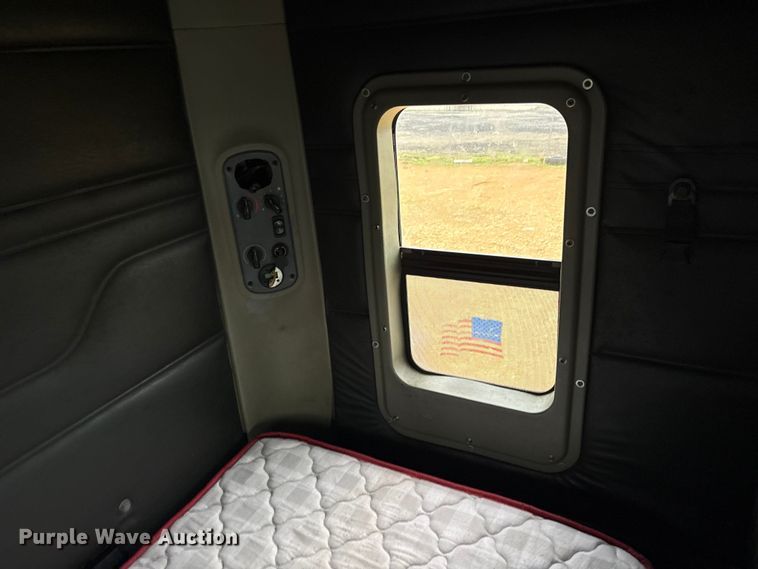 image for item ES8571 2006 Freightliner Columbia semi truck