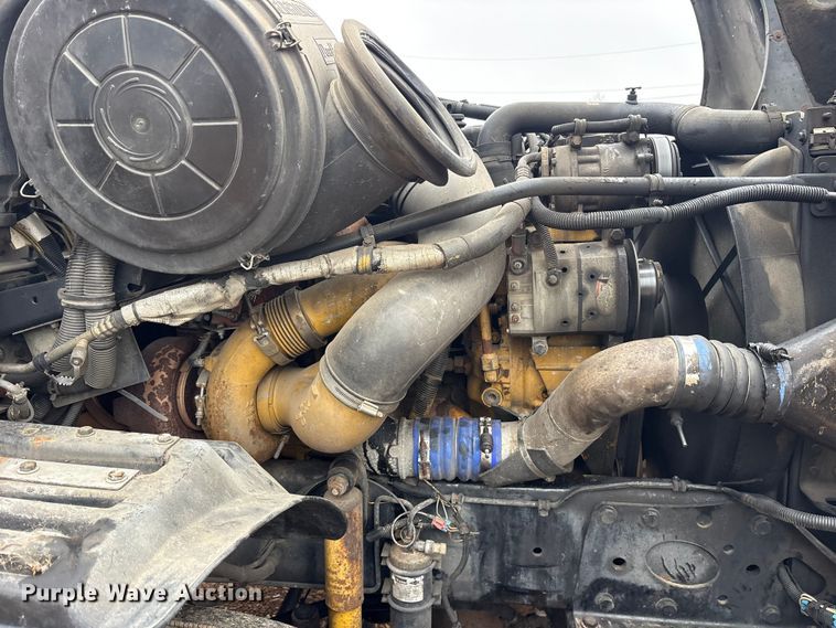 image for item ES8571 2006 Freightliner Columbia semi truck