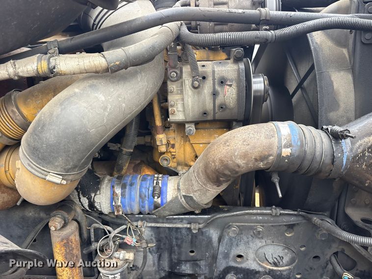 image for item ES8571 2006 Freightliner Columbia semi truck