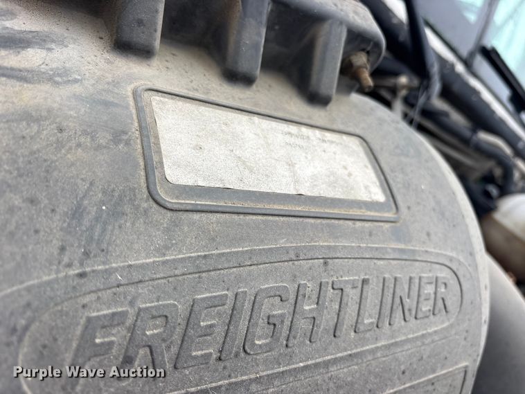 image for item ES8571 2006 Freightliner Columbia semi truck