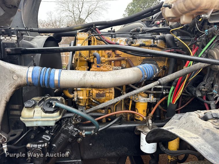 image for item ES8571 2006 Freightliner Columbia semi truck