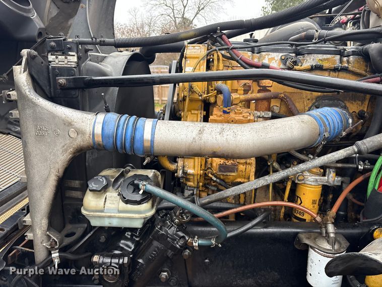 image for item ES8571 2006 Freightliner Columbia semi truck