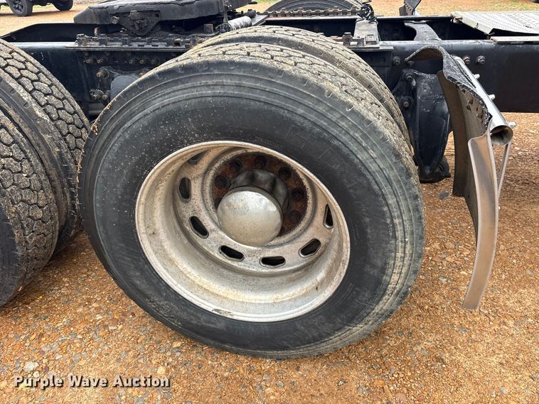 image for item ES8571 2006 Freightliner Columbia semi truck