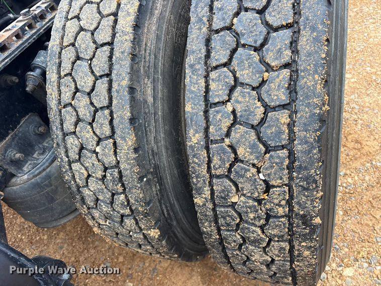 image for item ES8571 2006 Freightliner Columbia semi truck