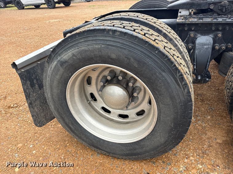 image for item ES8571 2006 Freightliner Columbia semi truck