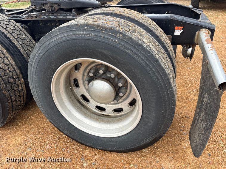 image for item ES8571 2006 Freightliner Columbia semi truck