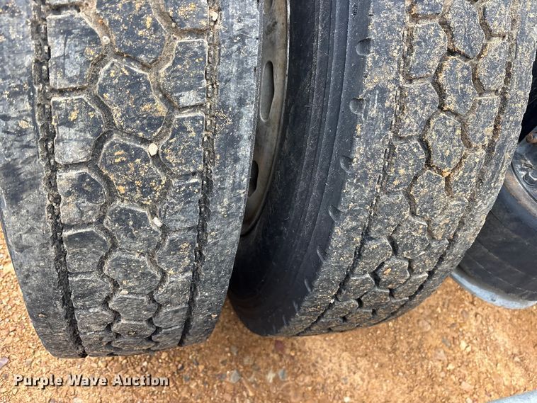 image for item ES8571 2006 Freightliner Columbia semi truck