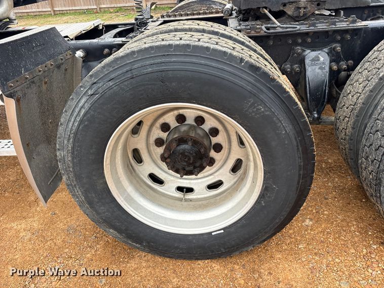 image for item ES8571 2006 Freightliner Columbia semi truck