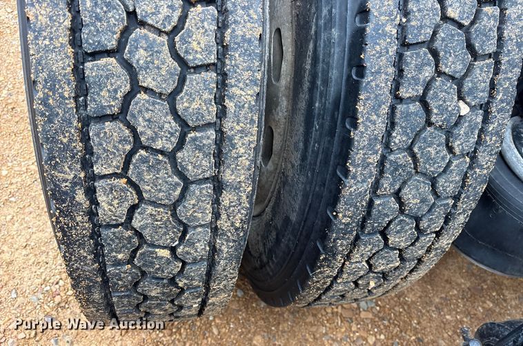 image for item ES8571 2006 Freightliner Columbia semi truck