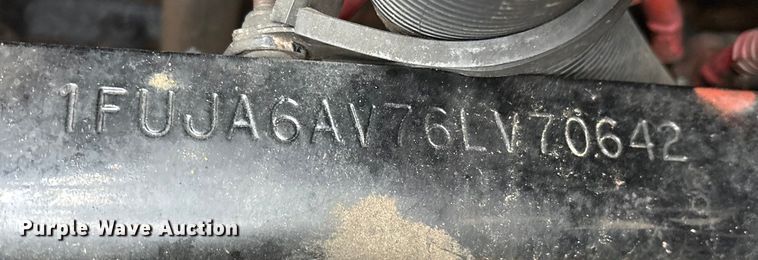 image for item ES8571 2006 Freightliner Columbia semi truck