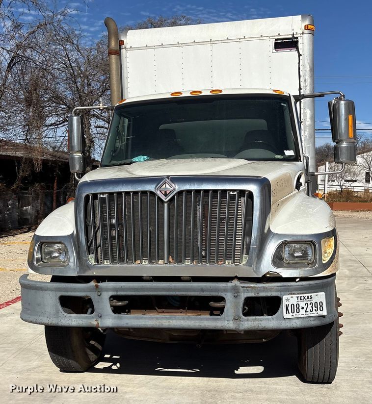 image for item ES8584 2006 International 7400 box truck