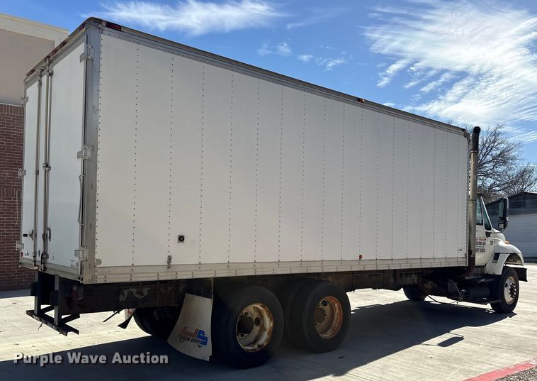 image for item ES8584 2006 International 7400 box truck