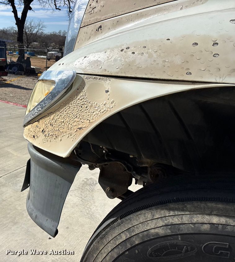 image for item ES8584 2006 International 7400 box truck