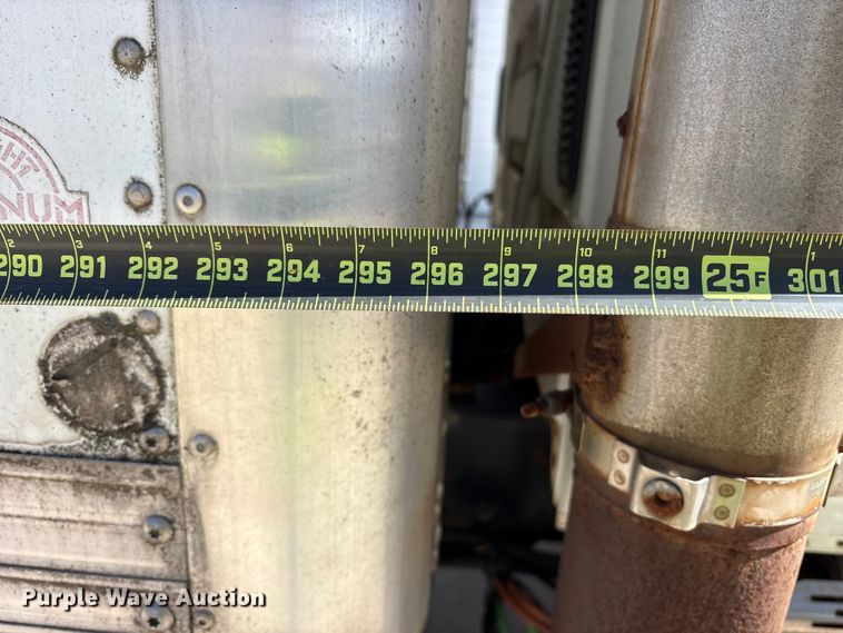 image for item ES8584 2006 International 7400 box truck