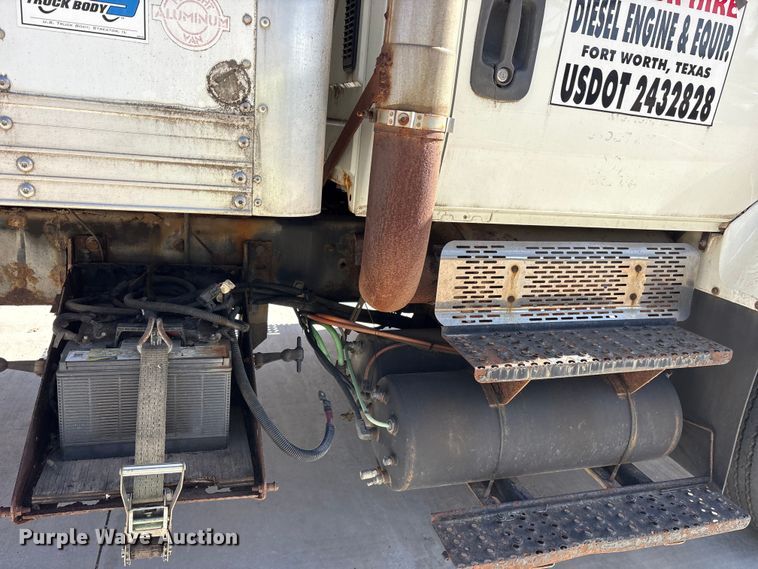 image for item ES8584 2006 International 7400 box truck