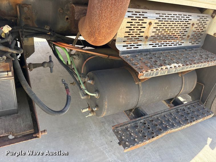 image for item ES8584 2006 International 7400 box truck