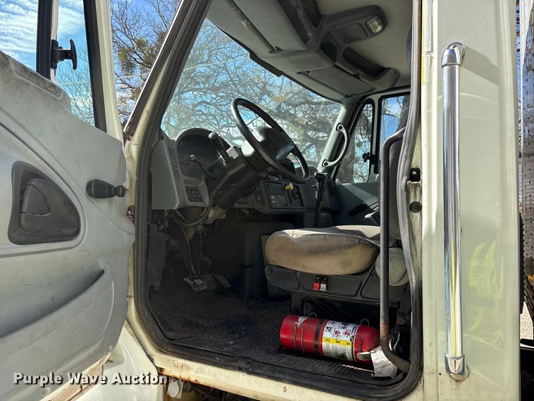 image for item ES8584 2006 International 7400 box truck