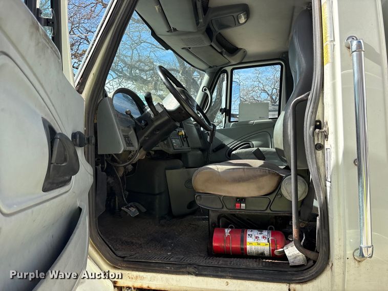 image for item ES8584 2006 International 7400 box truck