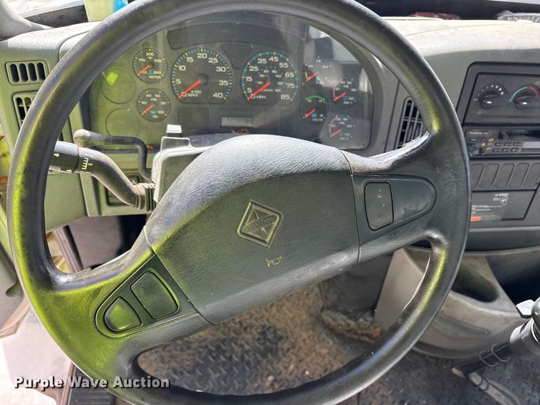 image for item ES8584 2006 International 7400 box truck