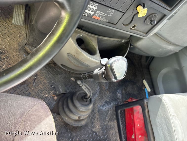 image for item ES8584 2006 International 7400 box truck