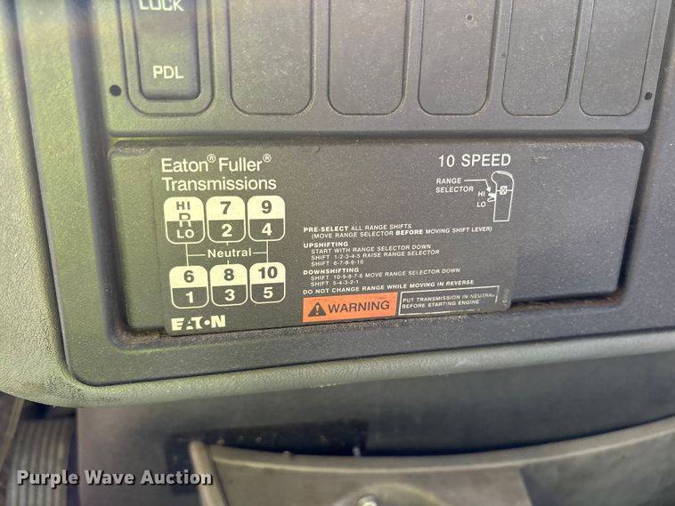 image for item ES8584 2006 International 7400 box truck