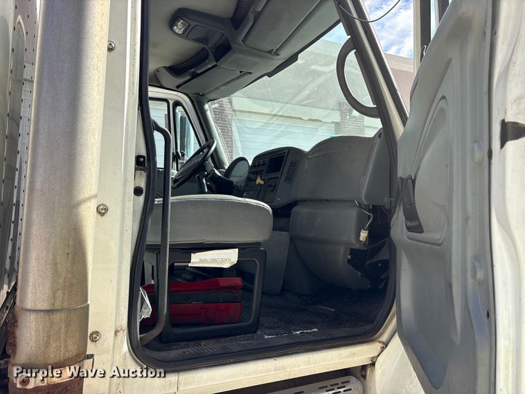 image for item ES8584 2006 International 7400 box truck