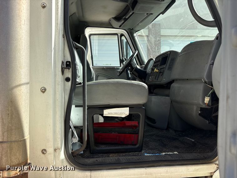 image for item ES8584 2006 International 7400 box truck