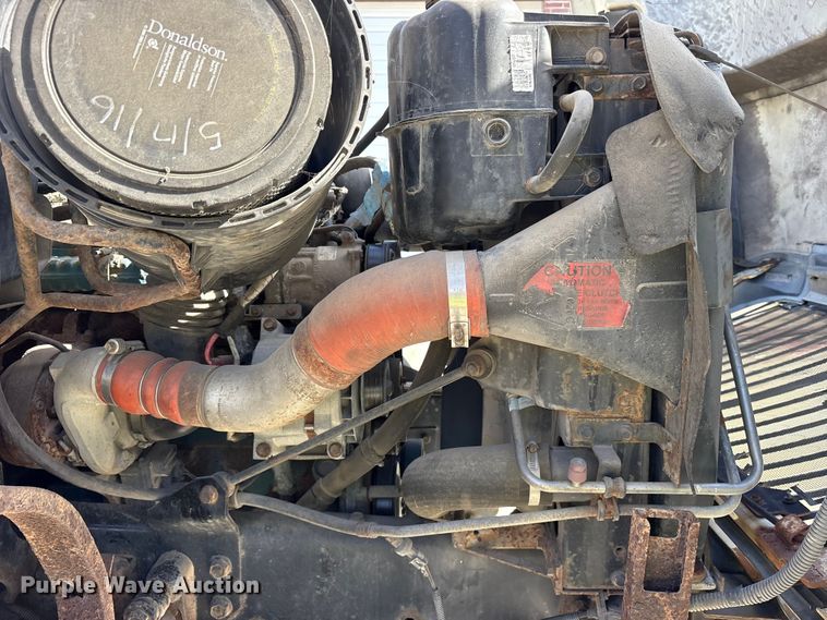 image for item ES8584 2006 International 7400 box truck