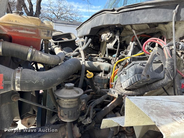 image for item ES8584 2006 International 7400 box truck