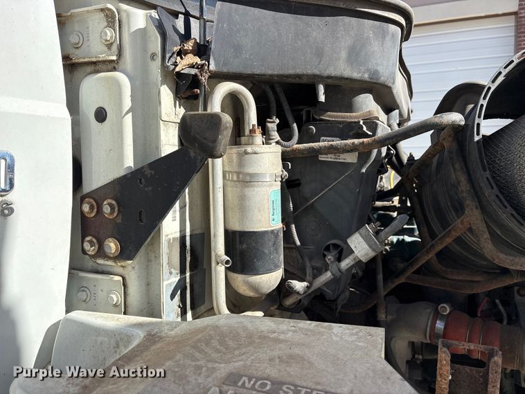 image for item ES8584 2006 International 7400 box truck