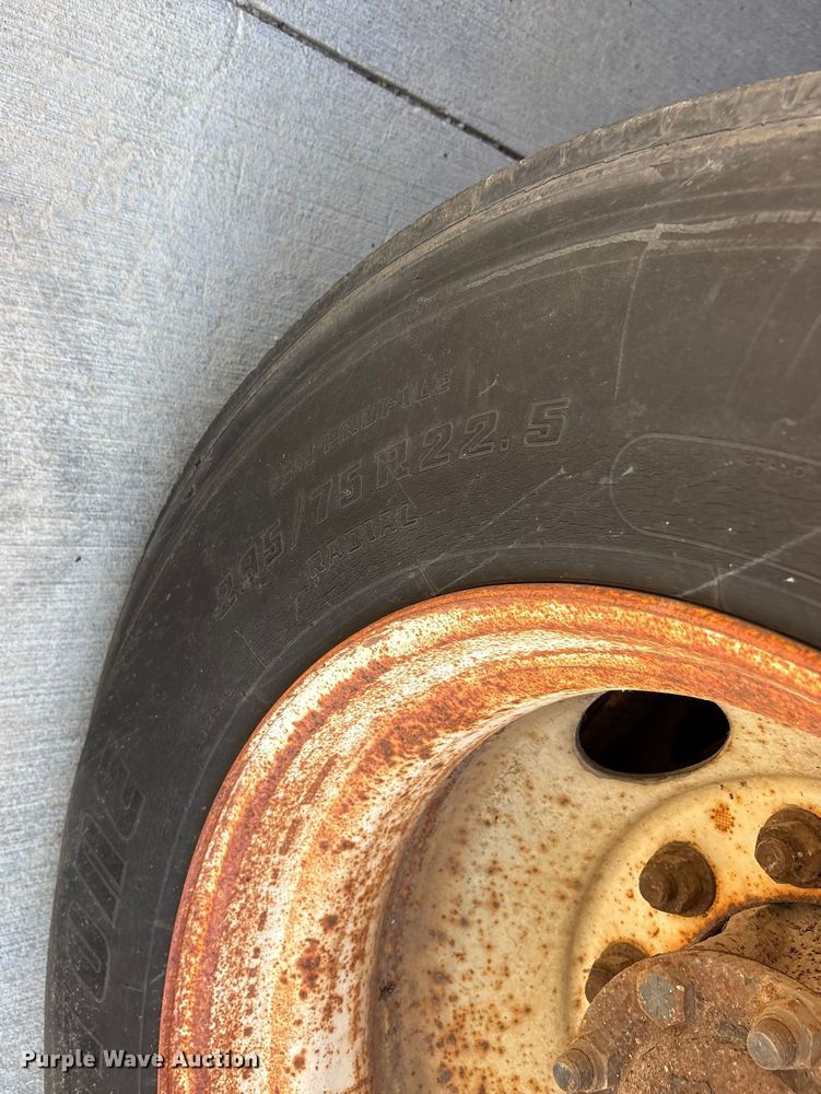 image for item ES8584 2006 International 7400 box truck