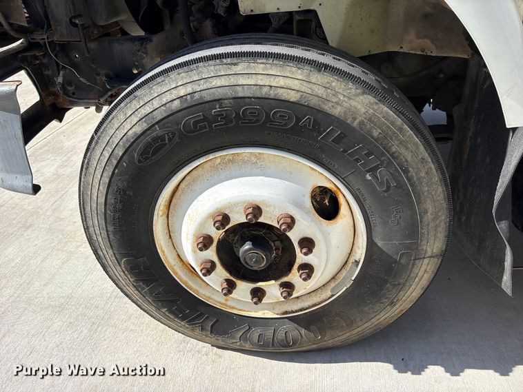 image for item ES8584 2006 International 7400 box truck