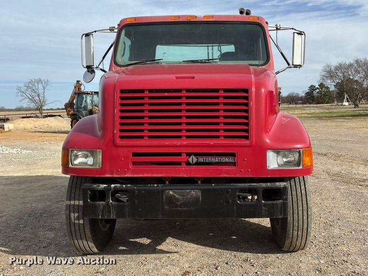 image for item ES8587 2000 International 8100 semi truck