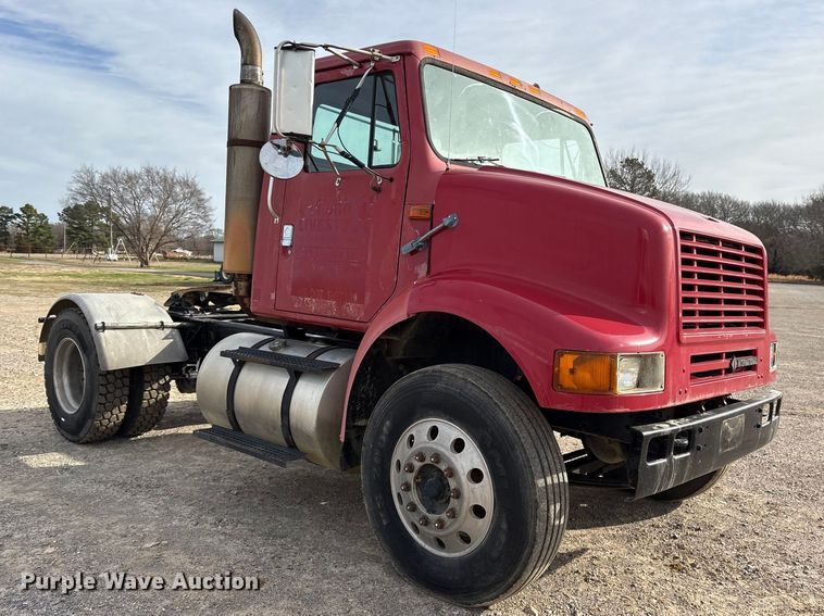 image for item ES8587 2000 International 8100 semi truck