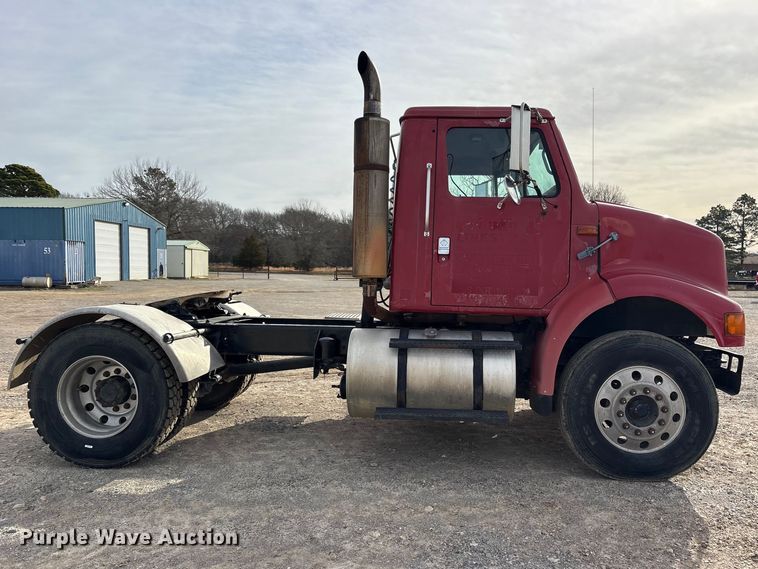 image for item ES8587 2000 International 8100 semi truck