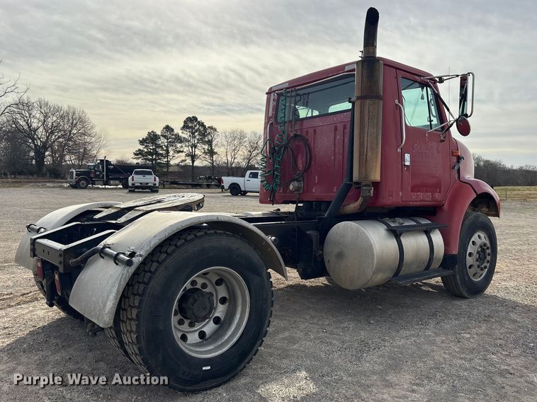 image for item ES8587 2000 International 8100 semi truck