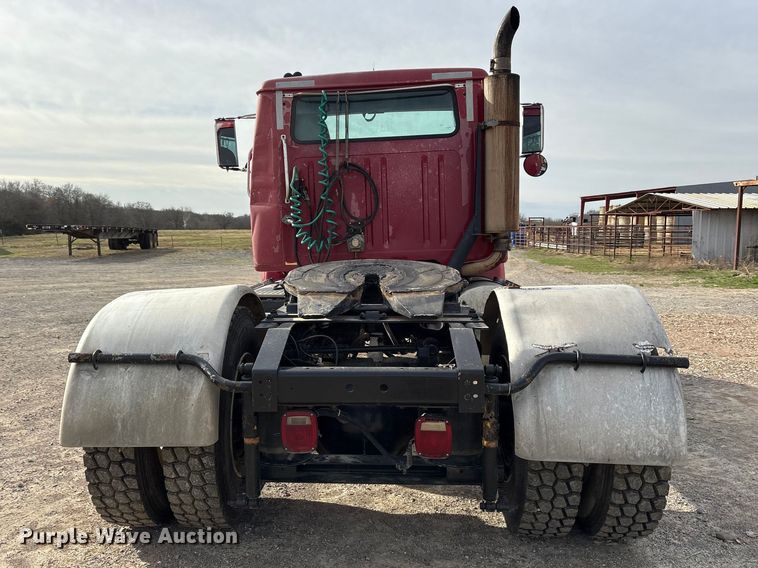 image for item ES8587 2000 International 8100 semi truck