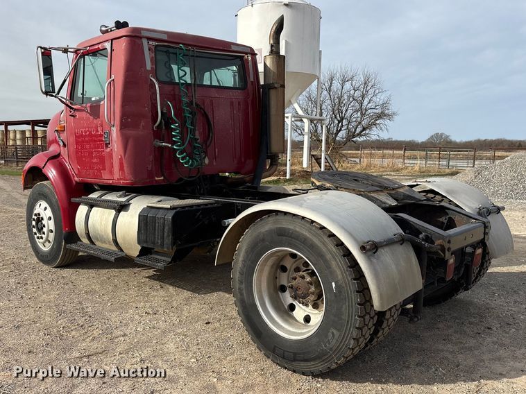 image for item ES8587 2000 International 8100 semi truck