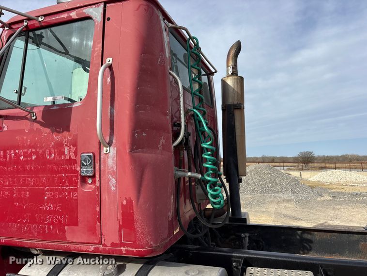 image for item ES8587 2000 International 8100 semi truck