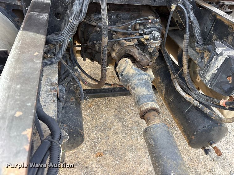 image for item ES8587 2000 International 8100 semi truck