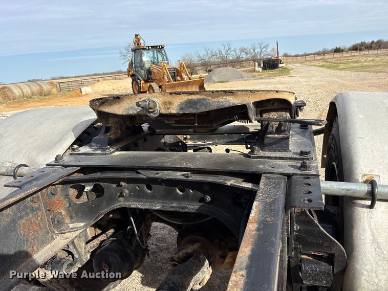 image for item ES8587 2000 International 8100 semi truck