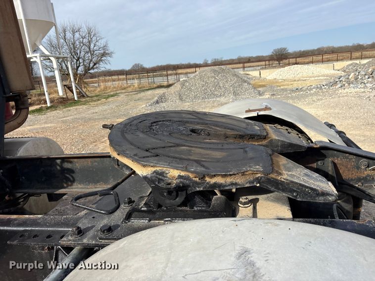 image for item ES8587 2000 International 8100 semi truck