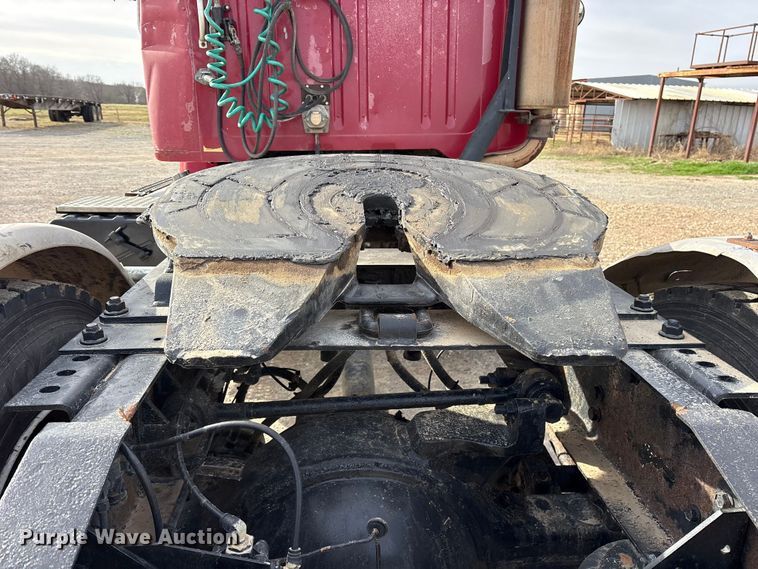 image for item ES8587 2000 International 8100 semi truck