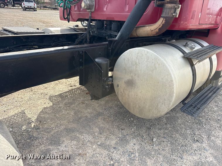 image for item ES8587 2000 International 8100 semi truck